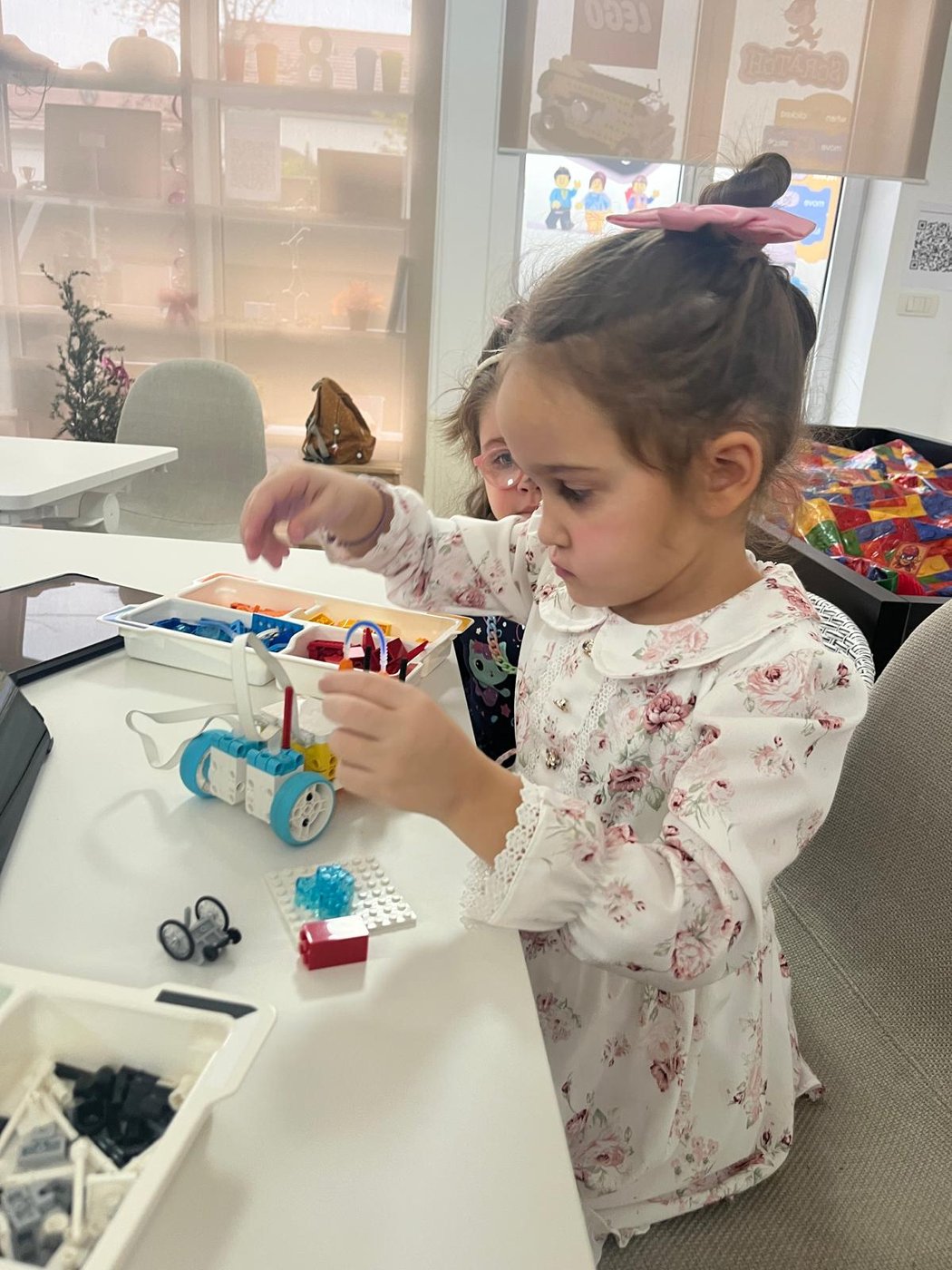 Princeze tematski rođendan — devojčica u cvetnoj haljini sa Lego setom