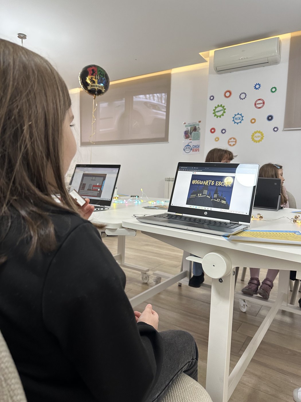 Escape Room tematski rođendan — laptop sa Hogwarts Escape igrom i HP balon