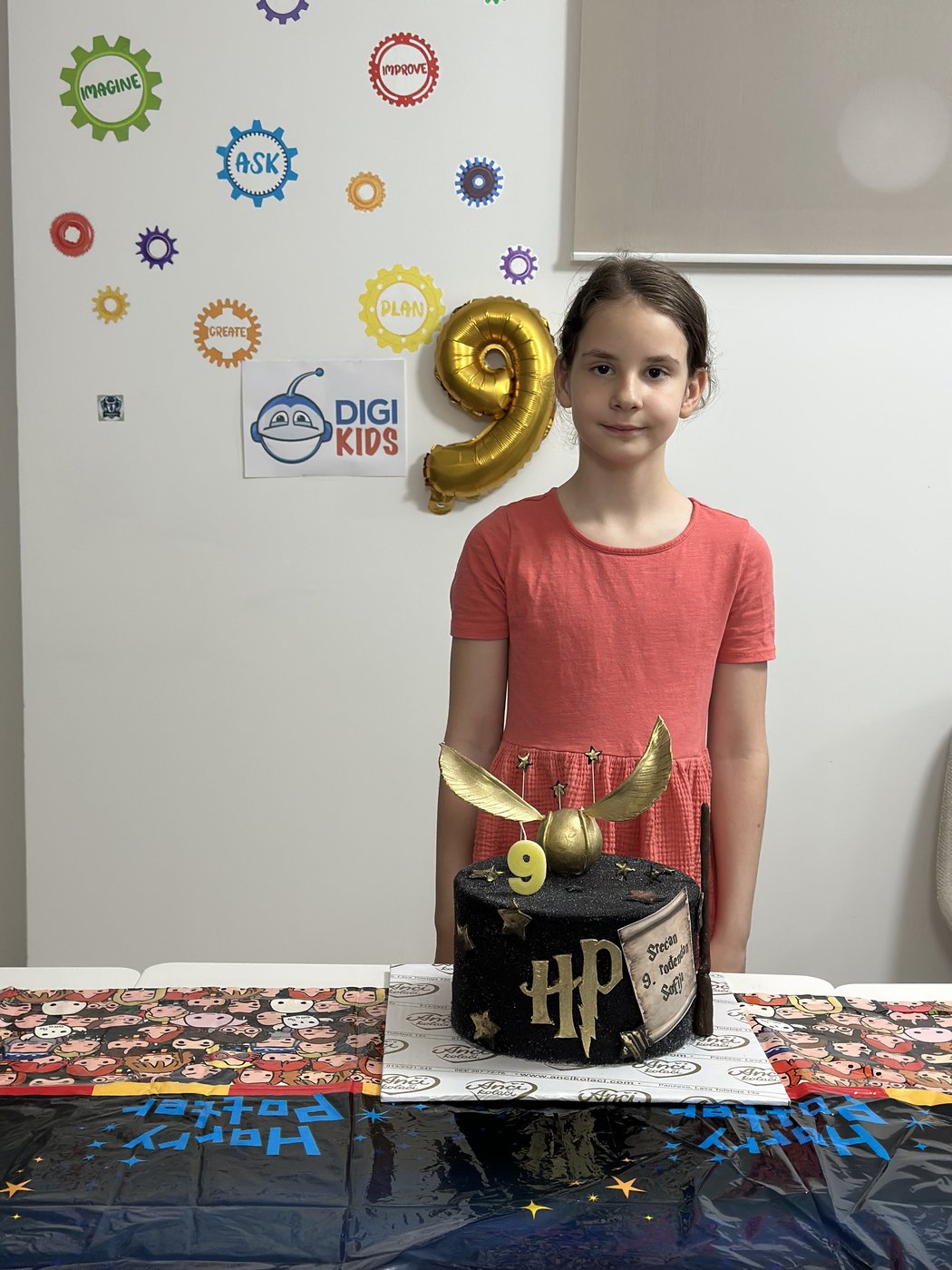 Harry Potter rođendan — Sofija slavi 9. rođendan sa zlatnim sničem na torti