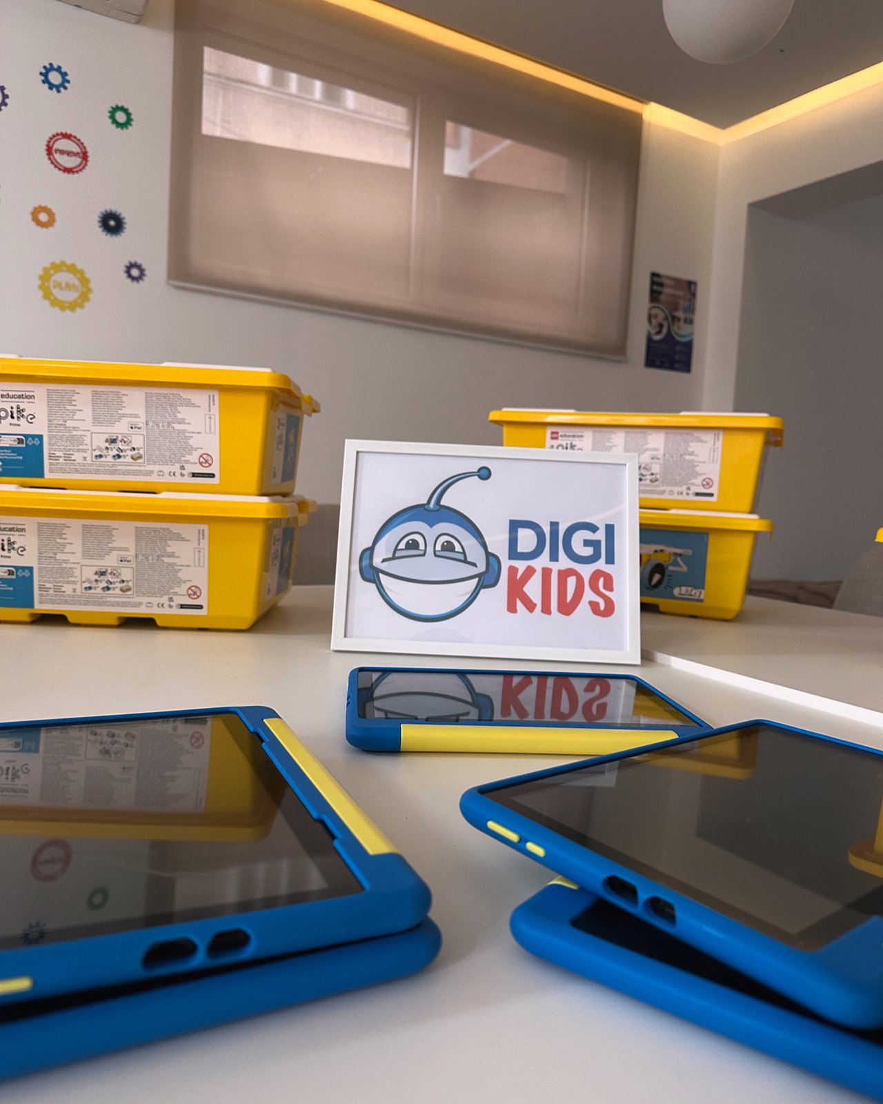 DigiKids logo + tableti spremni za čas