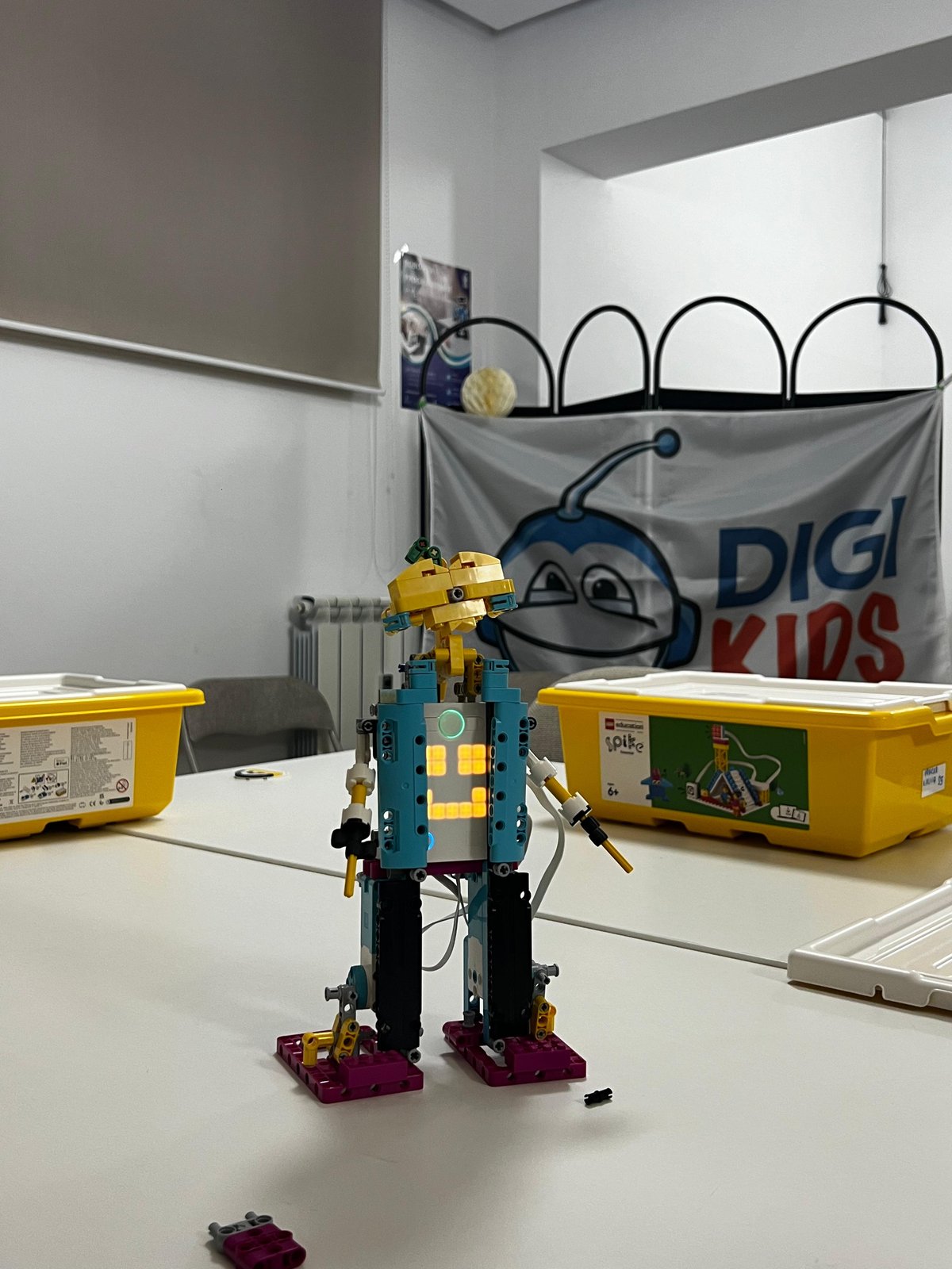 Lego SPIKE robot napravljen na času
