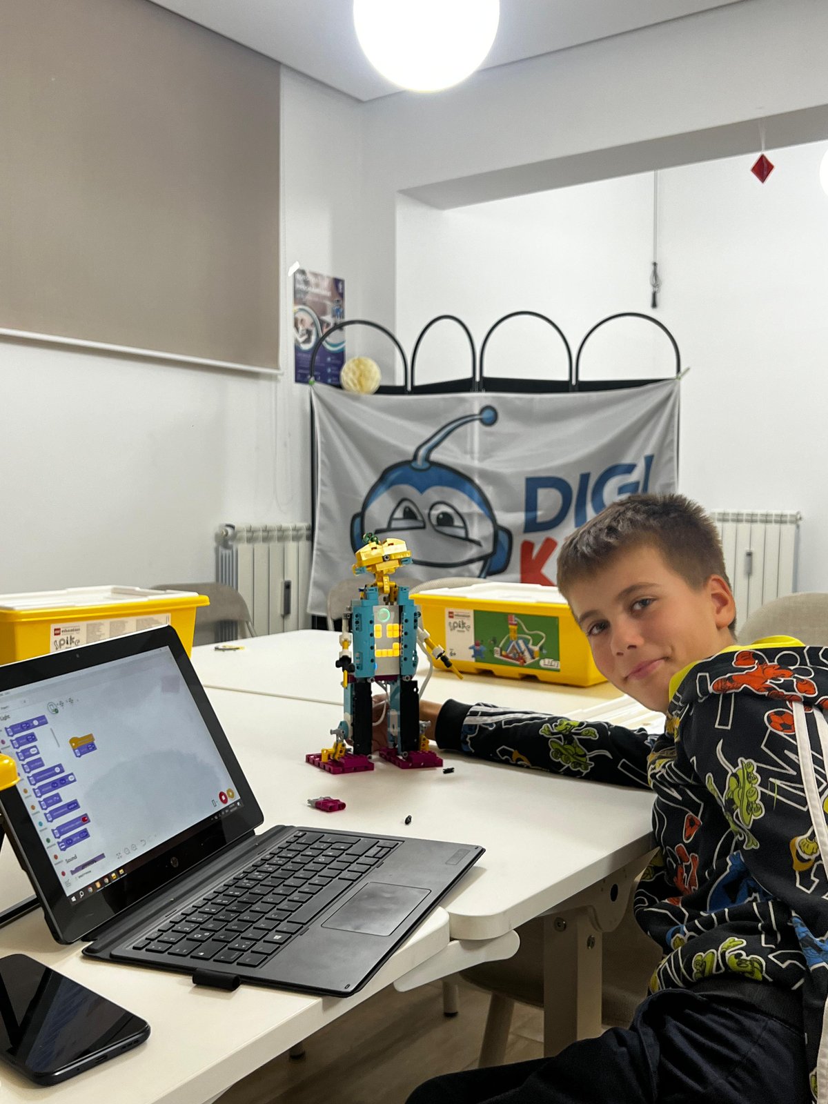 Polaznik za laptopom sa Lego SPIKE robotom