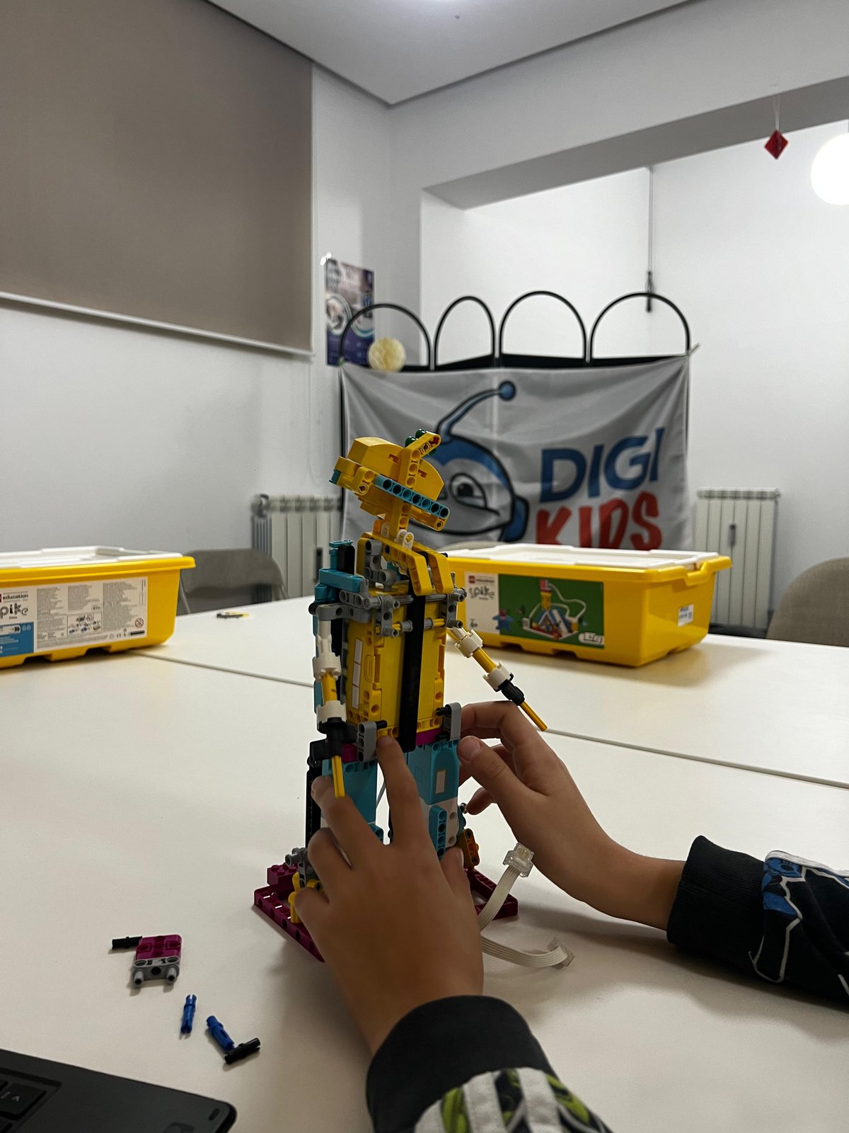 Polaznici grade Lego SPIKE robota