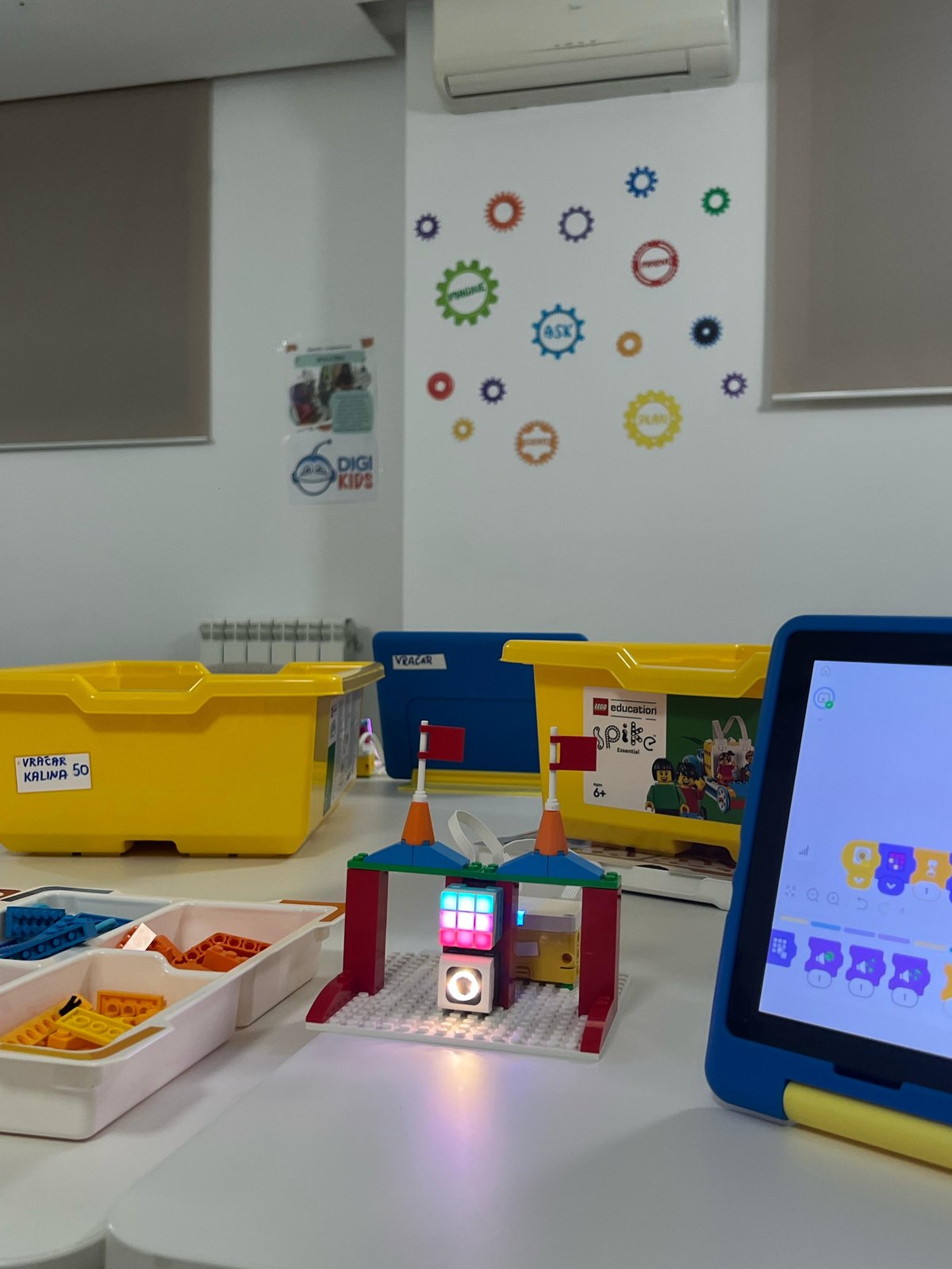Lego SPIKE Essential novogodišnja jelka koju su deca napravila