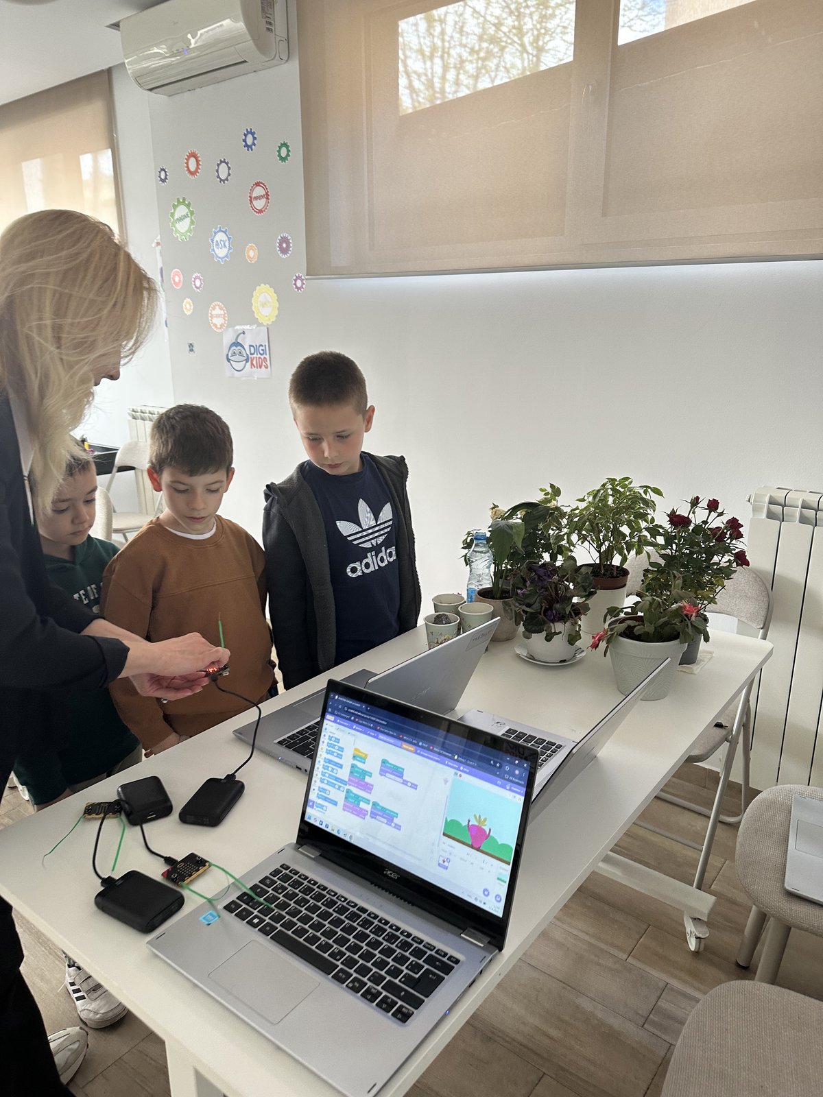 Predavač i polaznici rade Scratch projekat