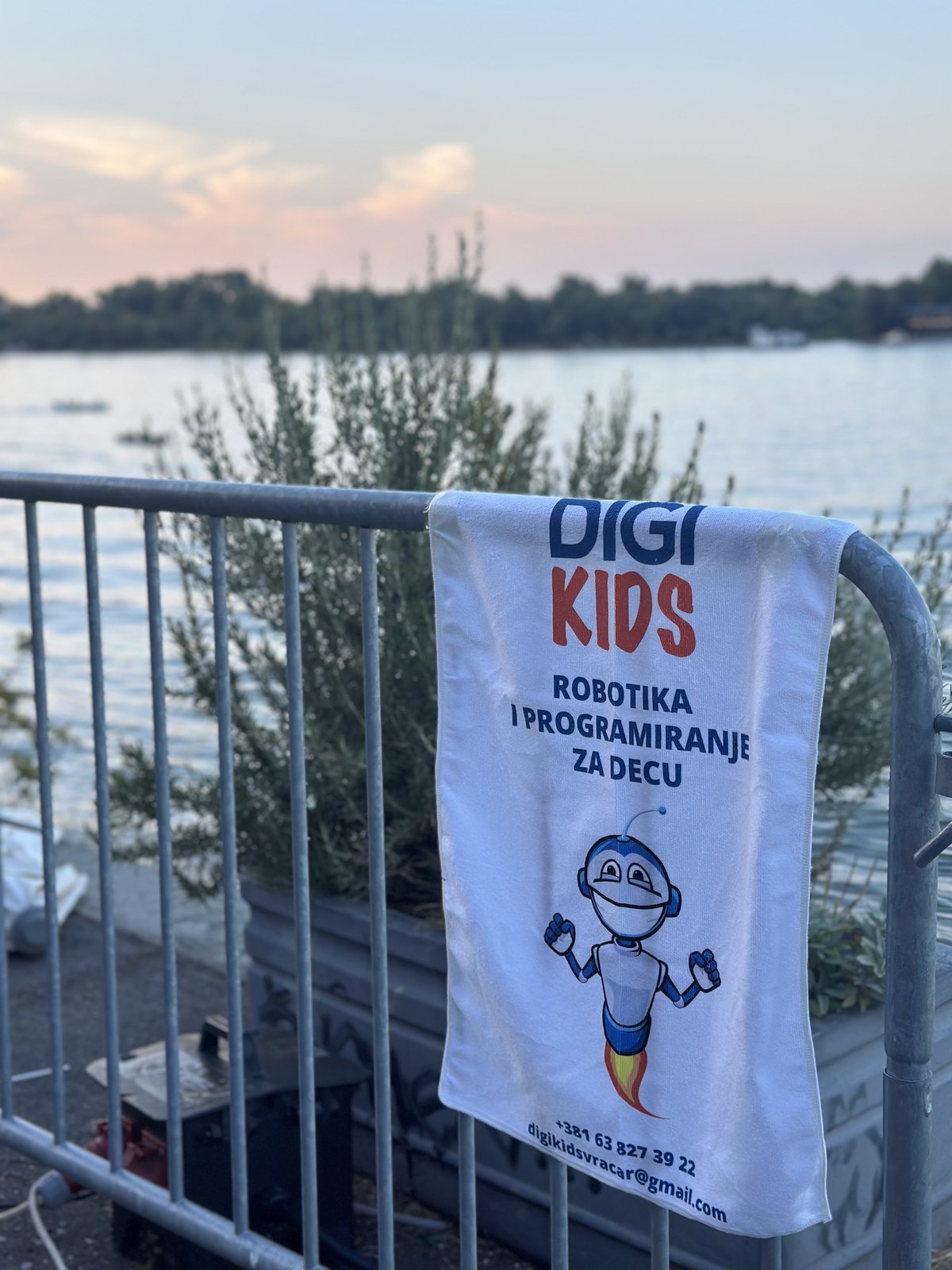 DigiKids zastava u sumrak