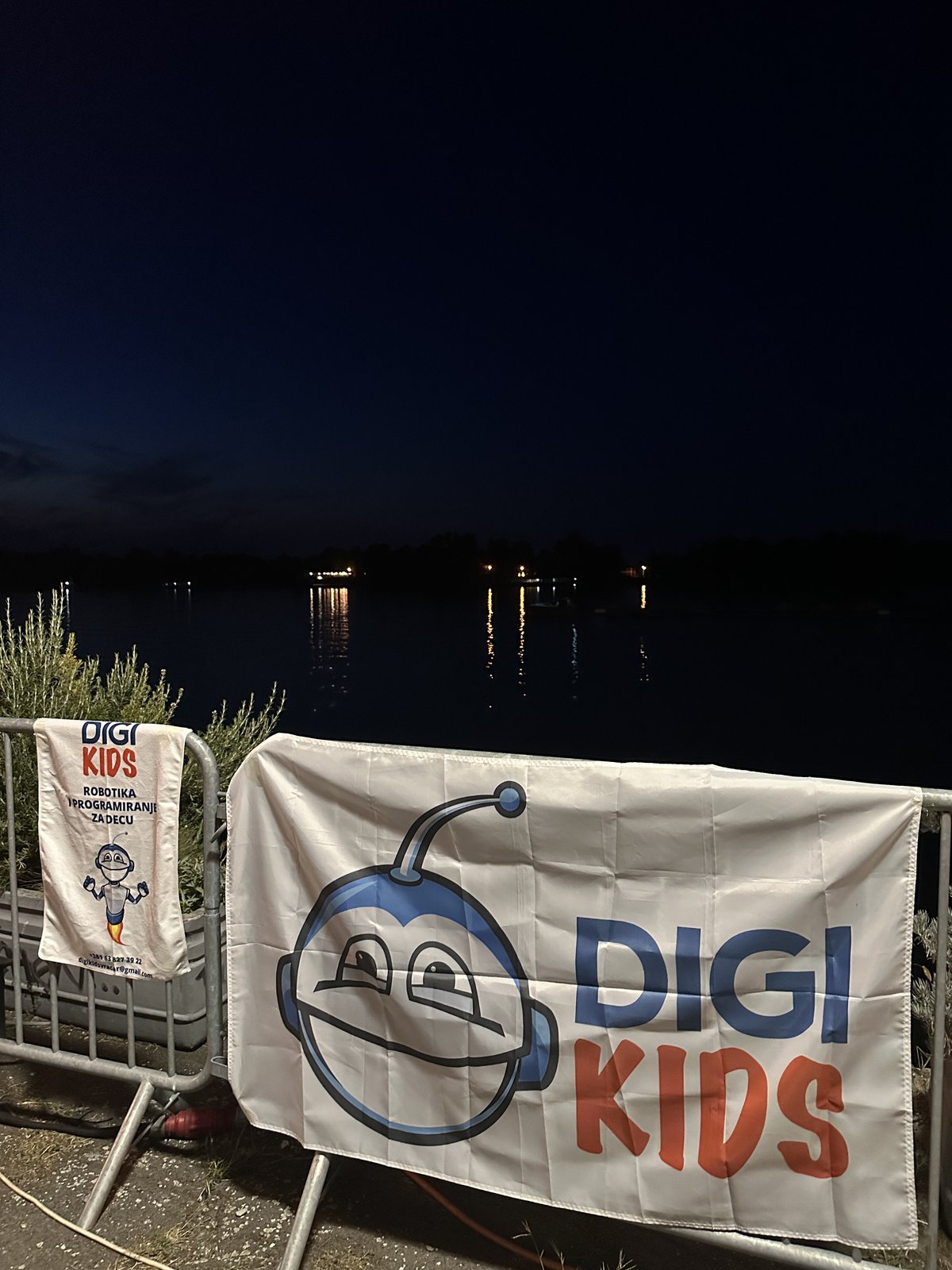 DigiKids zastava na manifestaciji pored reke