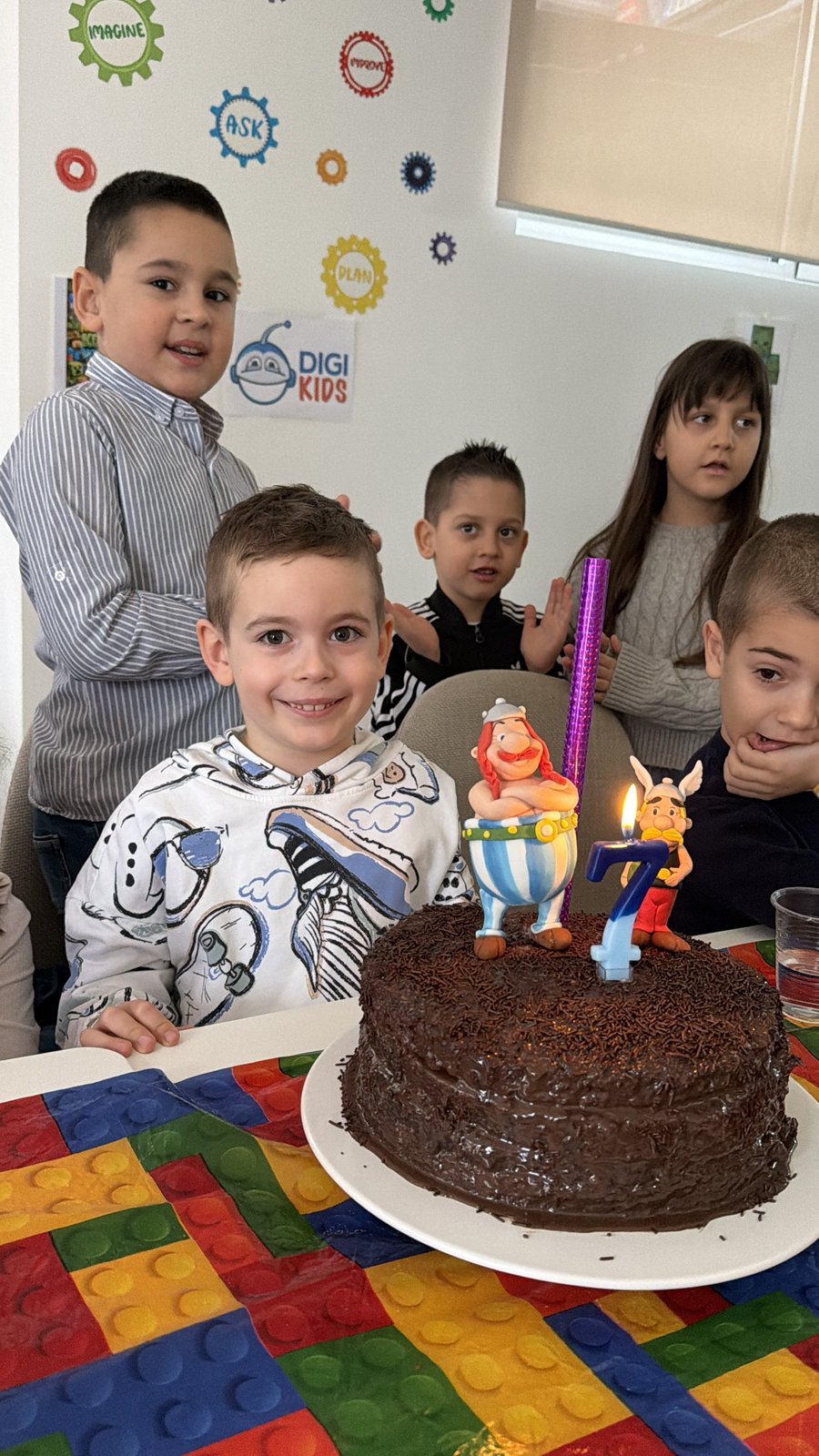 Asterix tematski rođendan u DigiKids — deca oko tematske torte