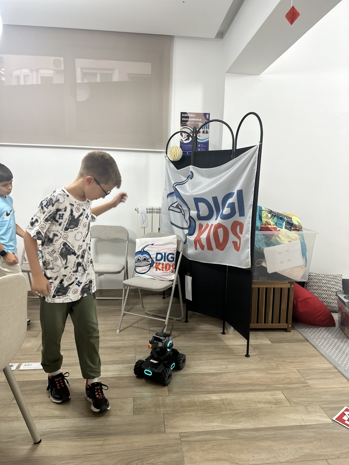 Polaznik upravlja robotom