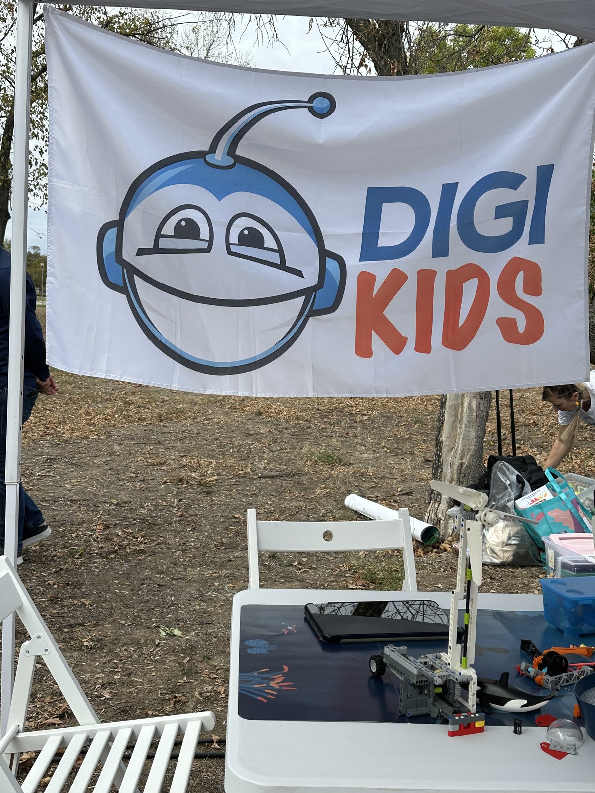 DigiKids štand na otvorenom događaju sa Lego robotima
