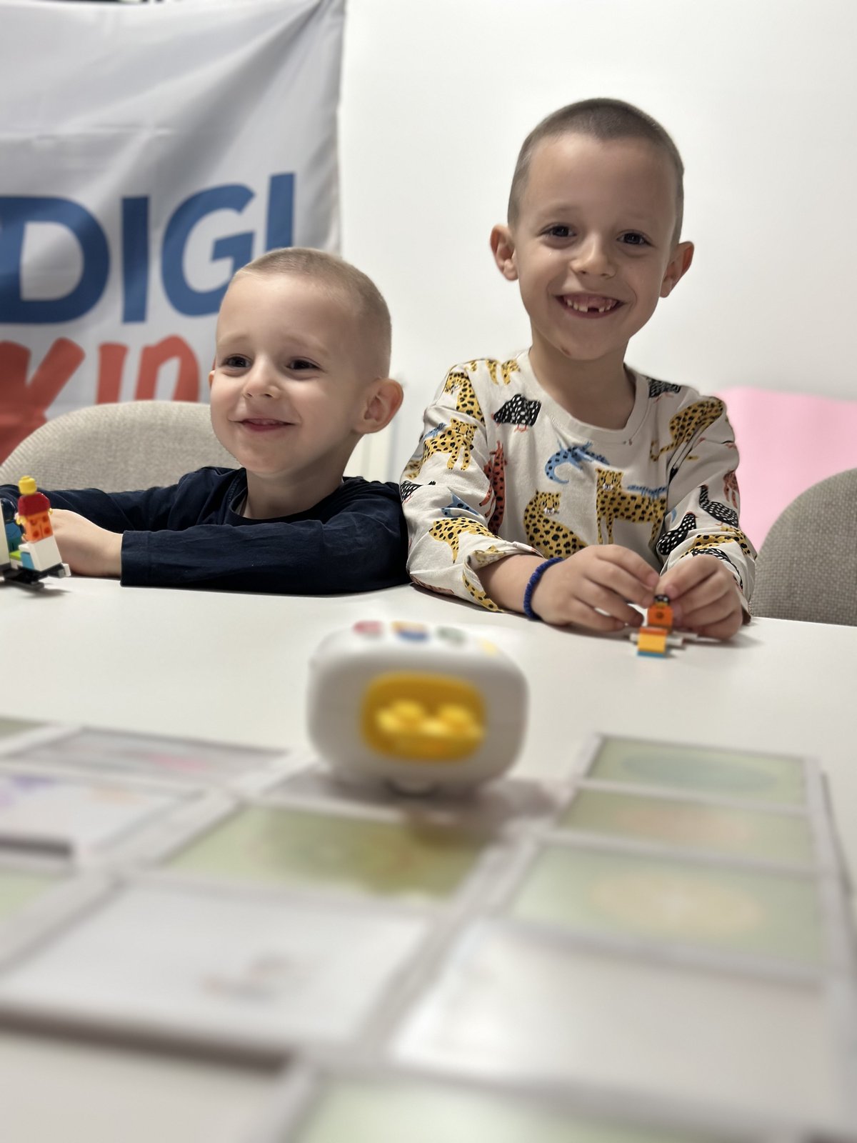 Mali polaznici sa Tale-Bot Pro robotom