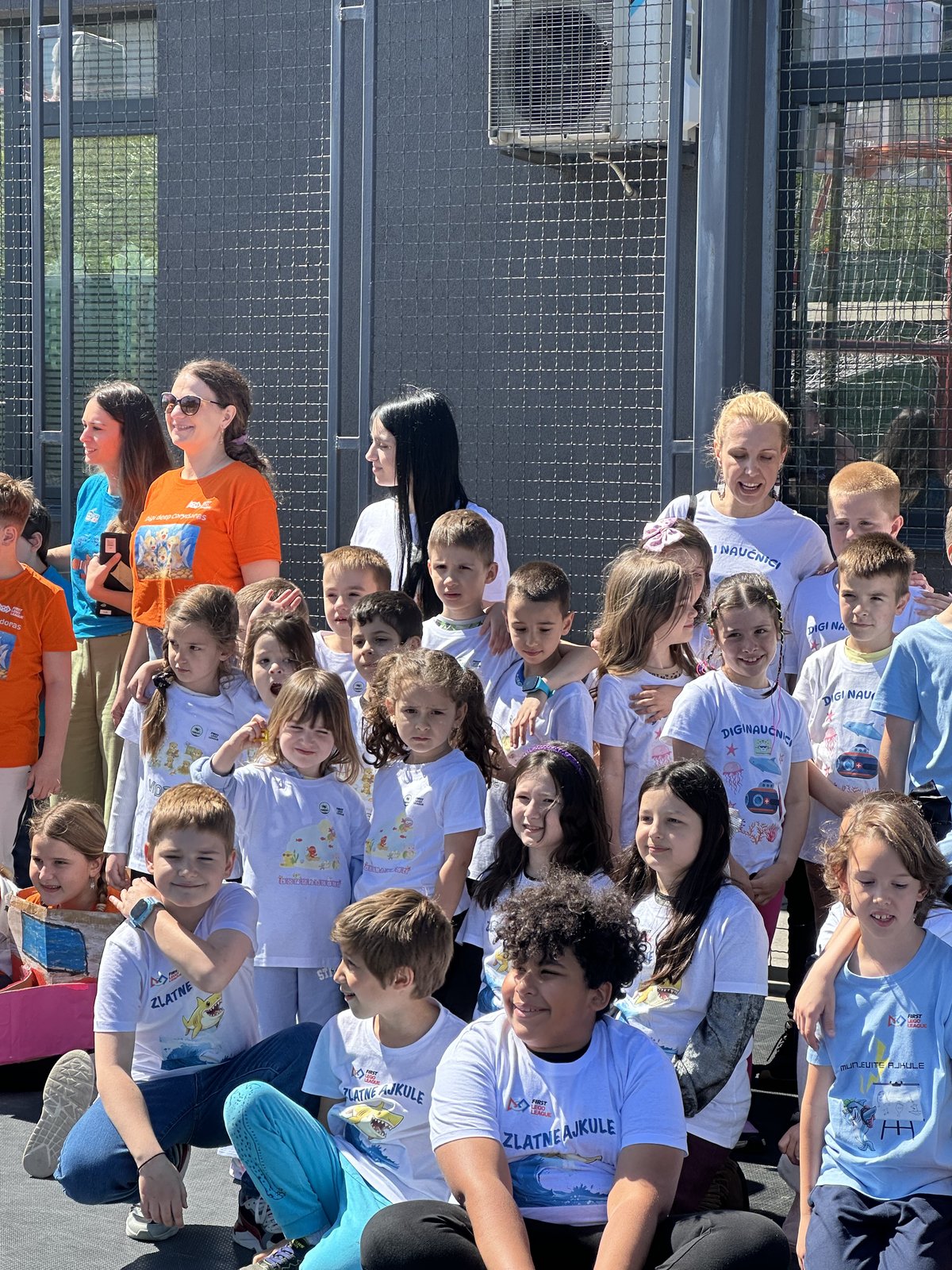 Grupa dece u DigiKids majicama na otvorenom događaju