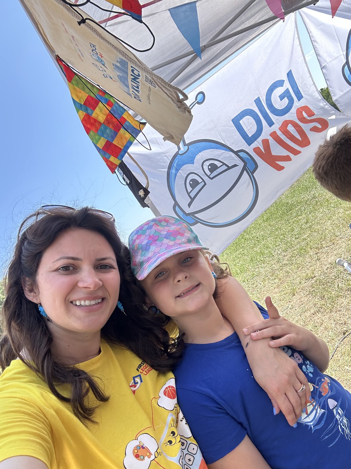 Roditelj i dete na DigiKids štandu