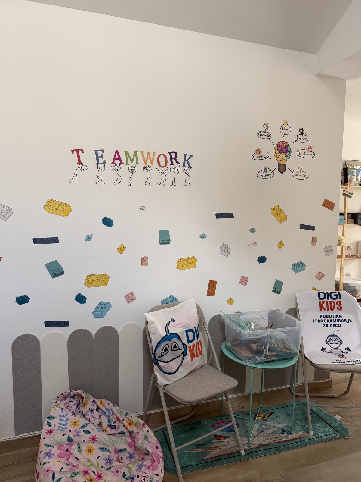 Učionica DigiKids sa TEAMWORK wall art i Lego dekoracijom
