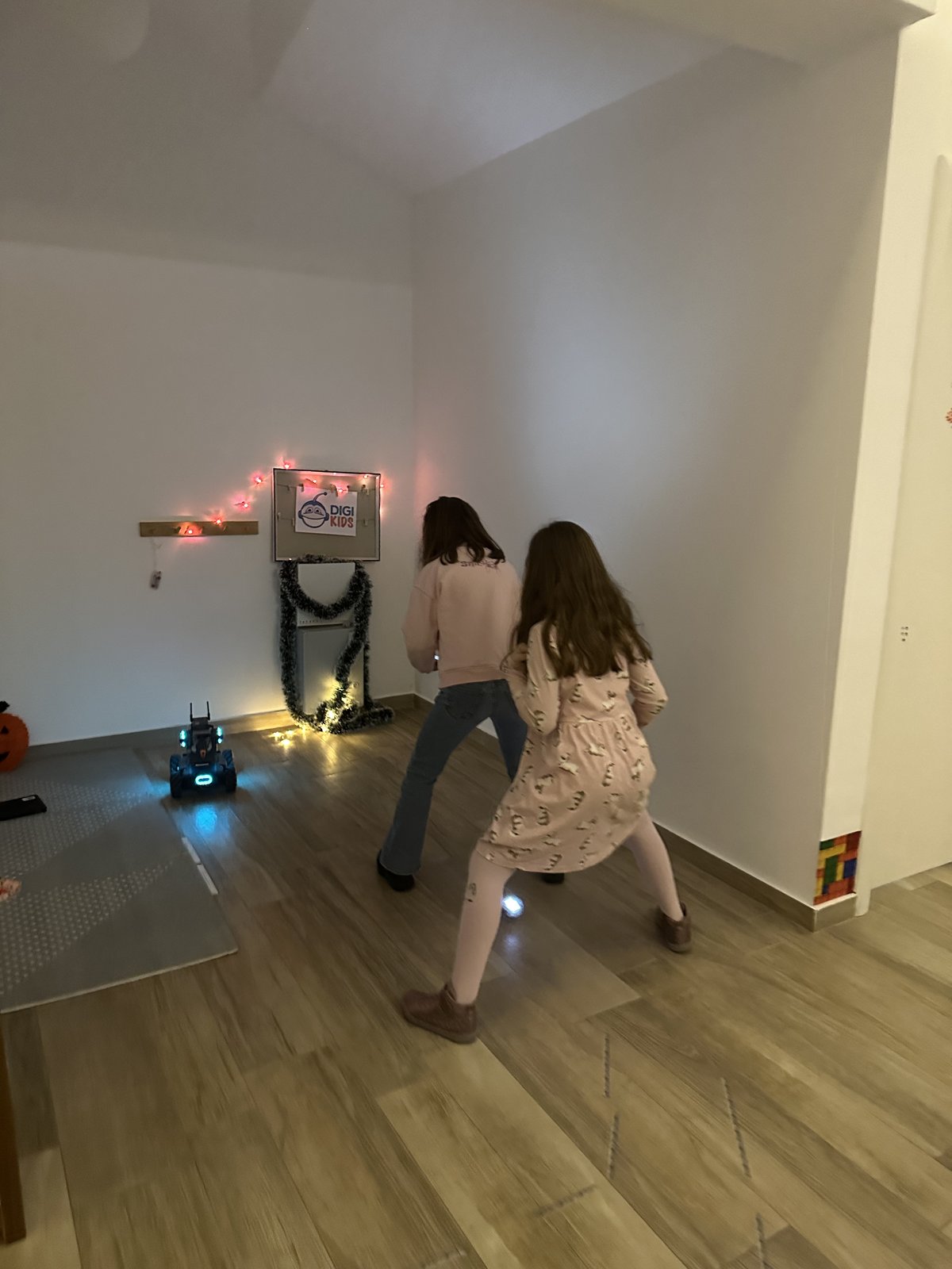Deca isprobavaju robot u učionici