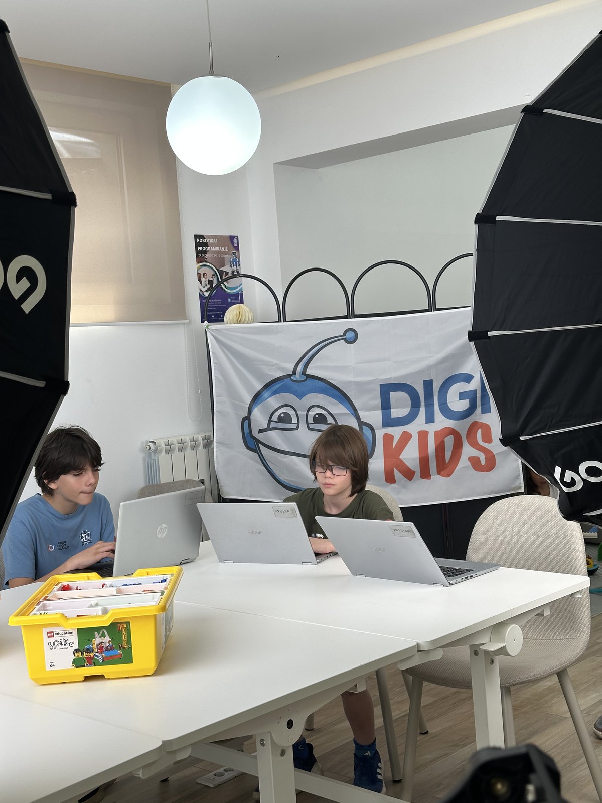 Polaznici rade na laptopovima u DigiKids učionici