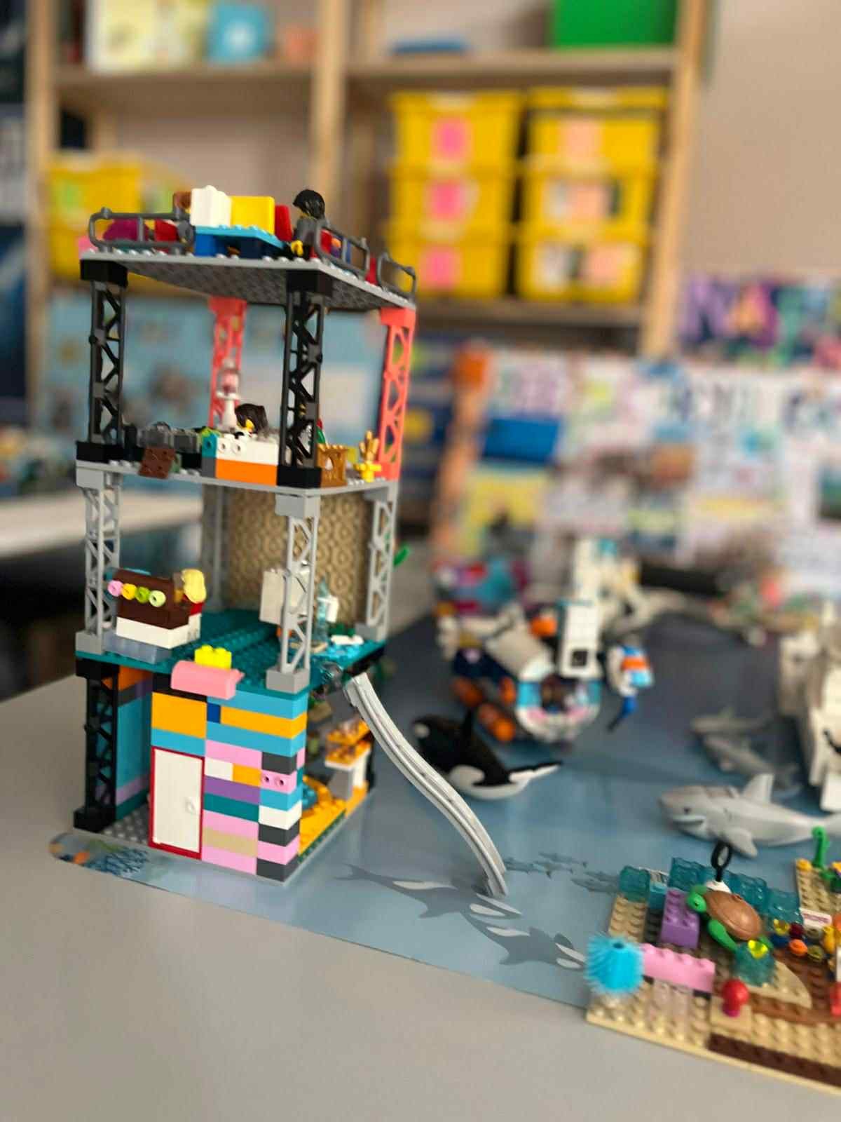 Lego SPIKE višespratna konstrukcija sa morskim ambijentom — projekat polaznika Crvenog pojasa