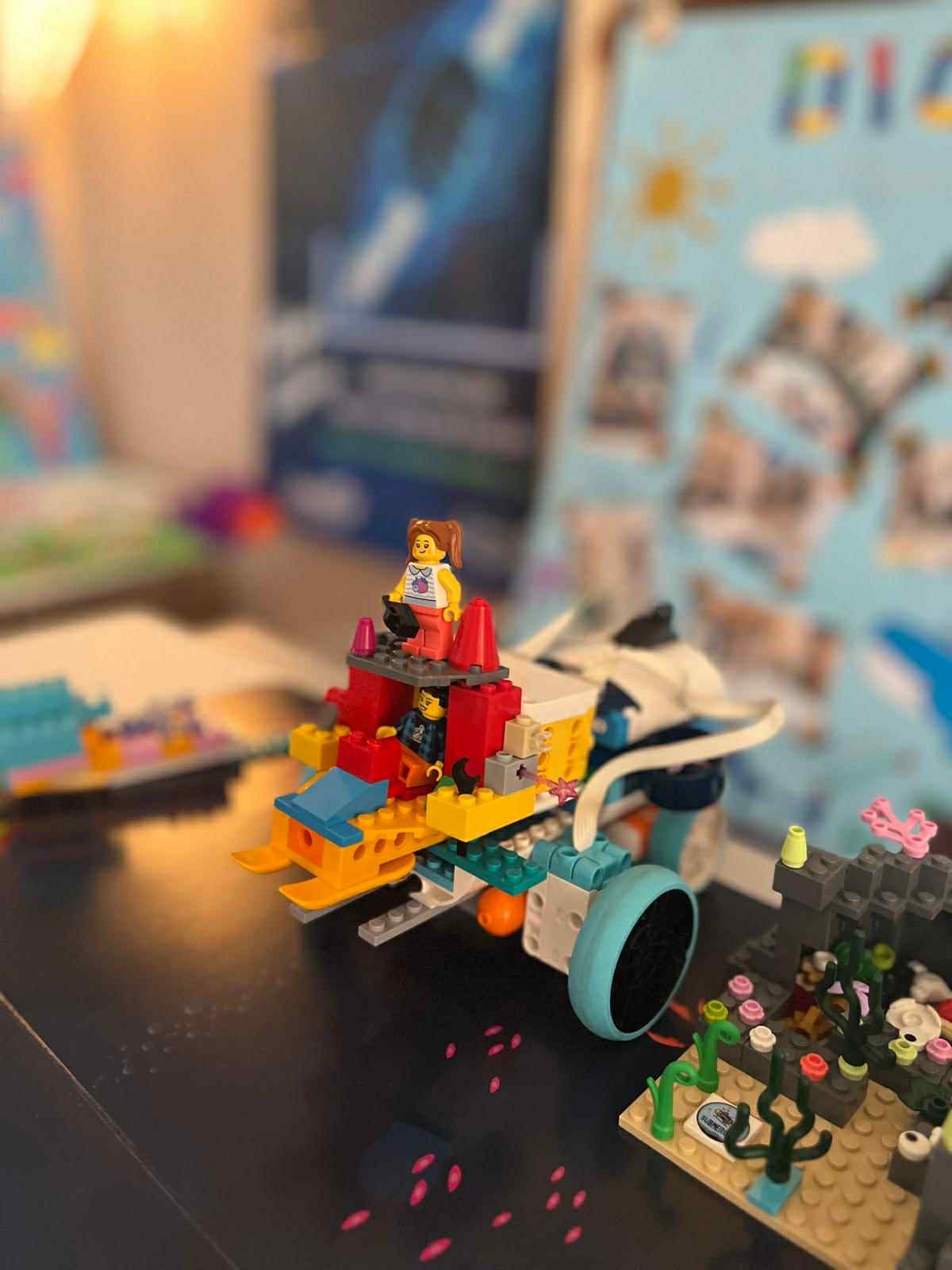 Lego SPIKE vozilo sa pokretnim delovima — projekat polaznice Crvenog pojasa
