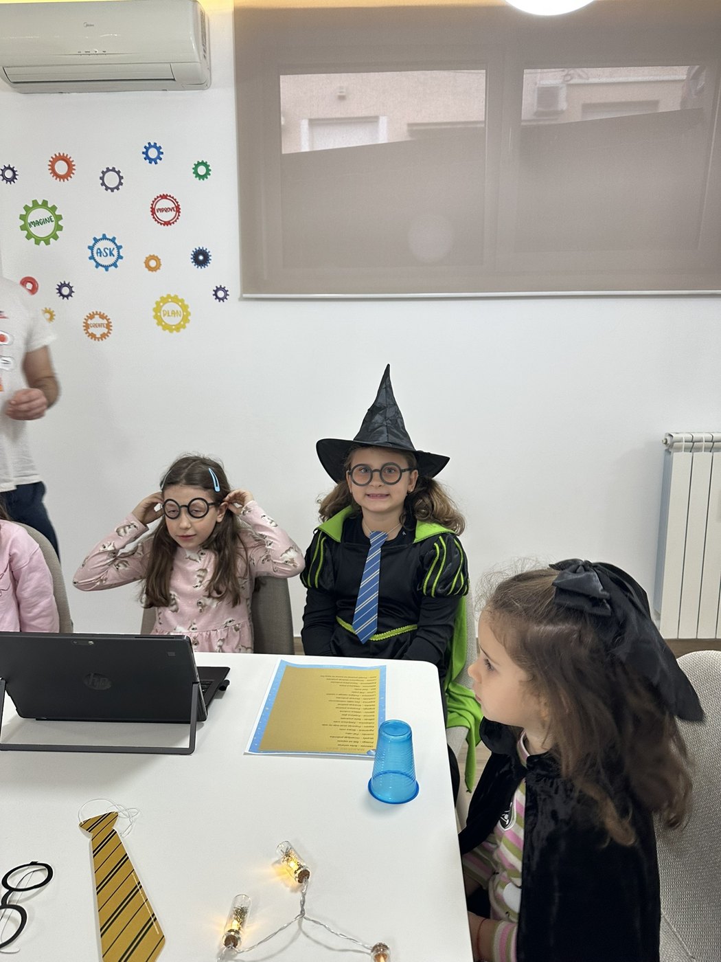 Harry Potter rođendan — sortirajuća kapa, čarobni štapovi, Hogwarts dekoracija